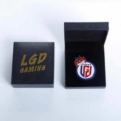 胸針-LGD GAMING官方紀(jì)念胸針，紅白藍(lán)三色徽章，電競(jìng)迷必備珍藏品
